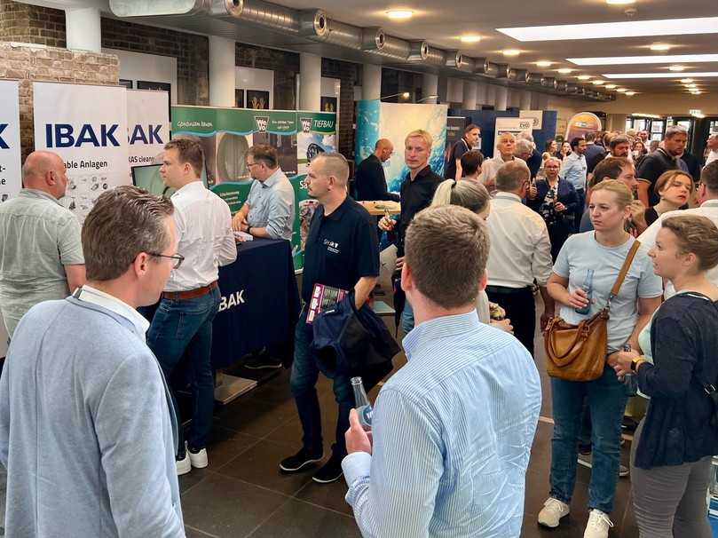 Knapp 100 Teilnehmer zählte die diesjährige Veranstaltung in den Holstenhallen, Foyer Nord, in Neumünster. | Foto: IBAK