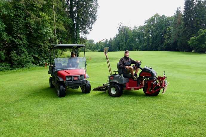 Greenkeeper-Team auf dem Weg zum Bunkerpflege-Einsatz. | Foto: bs