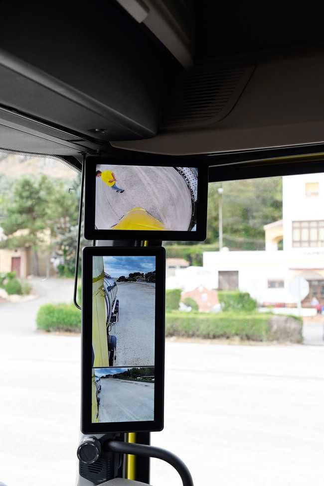 An der rechten A-Säule sitzen zwei Monitore übereinander. Der obere Bildschirm ersetzt Rampen- und Frontspiegel. | Foto: QUATEX, DAF Trucks