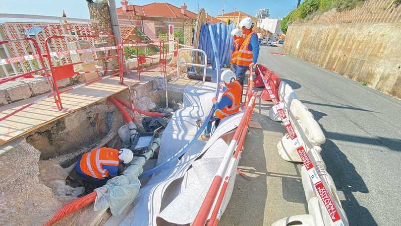 Einzug des Primus Liners gemeinsam mit dem Glasfaserkabel an der Startbaugrube | Foto: Rädlinger primus line