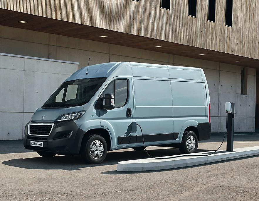 Peugeot e-Boxer wie auch Citroën ë-Jumper und Opel Movano-e kosten mindestens 58.000 Euro netto. | Foto: Peugeot