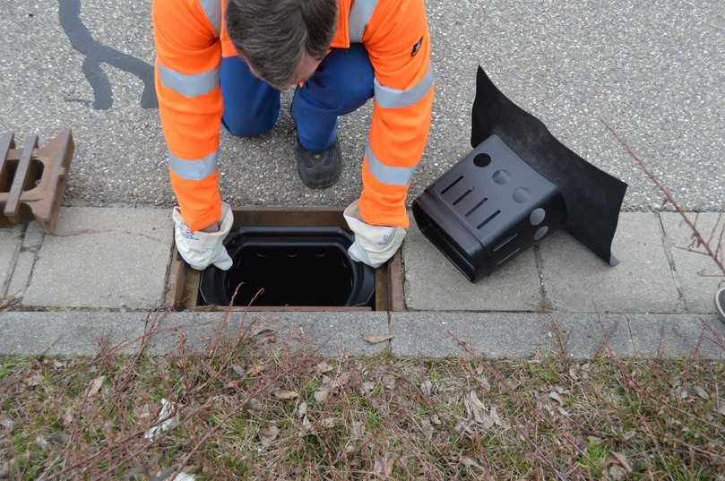 Einbau eines Seitenablauffilters. Er funktioniert wie der größere Kanalfilter. | Foto: Fritzmeier Umwelttechnik