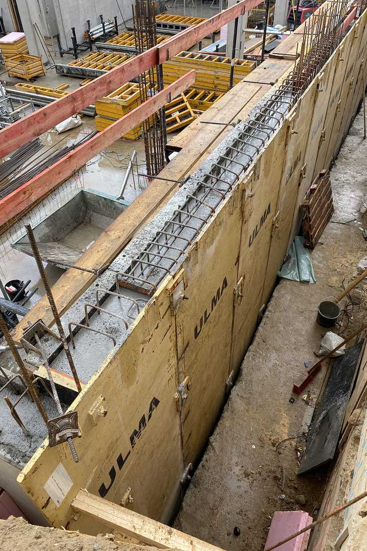 Wo kein Platz ist für eine einhäuptige Wandschalung mit Abstützböcken, kommt eine spezielle Verbauschalung für die Außenwände im Untergeschoss zum Einsatz. | Foto: Ulma Construction GmbH