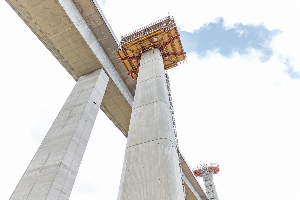 Die neuen Brückenpfeiler sind bis zu 36,50 m hoch und weisen einen nach oben verschlankten Schaftquerschnitt auf. | Foto: PERI Deutschland