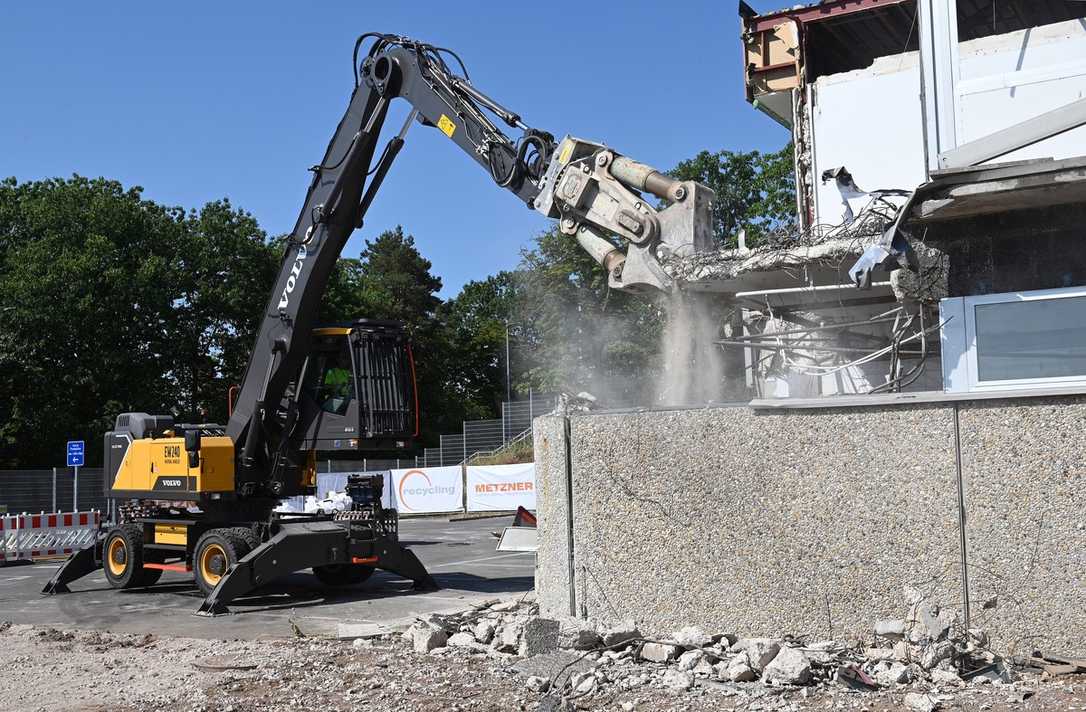 Emissionsfreier Rückbau: Weltweit erstes Pilotprojekt mit Elektrobaggern in Erlangen Emissionsfreier Rückbau: Weltweit erstes Pilotprojekt mit Elektrobaggern in Erlangen