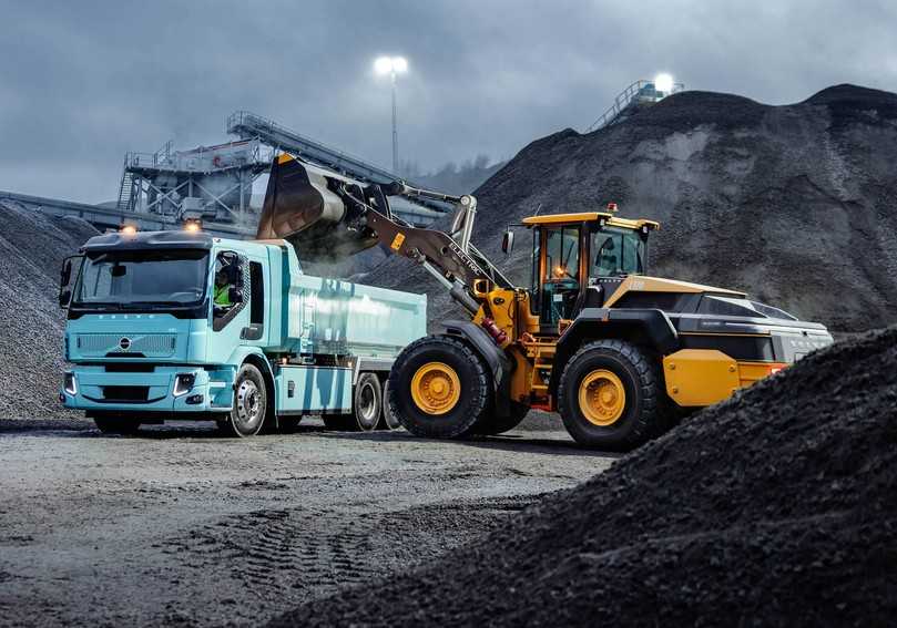 Zwei E-Motoren mit bis zu 300 PS übernehmen den Antrieb im Volvo FE Electric für 27 t Gesamtgewicht. Die Reichweite liegt je nach Akkupaket bei 280 bis 375 km. | Foto: Volvo Trucks