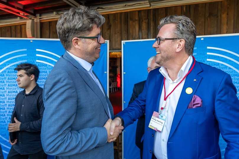 Philip Harting (rechts), Vorsitzender des AUMA begrüßt Michael Kellner (links), Parlamentarischer Staatssekretär im BMWK (Bundesministerium für Wirtschaft und Klimaschutz) und Mittelstandsbeauftragten der Bundesregierung | Foto: AUMA / Michael Fahrig