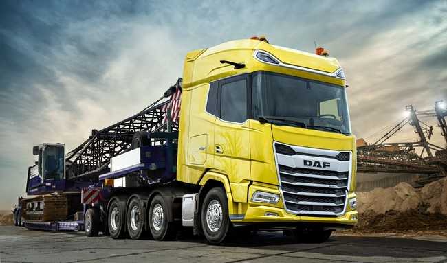 Der XG+ aus dem Straßen-Lkw-Programm von DAF kann jetzt auch als vierachsige Schwerlast-Sattelzugmaschine mit gelenkter Vorlaufachse bestellt werden. | Foto: DAF Trucks