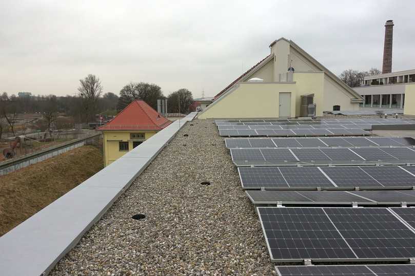 Solarpaneele auf dem Dach der Carderie wandeln die Energie des Lichts in elektrischen Strom um, der im Haus für die gesamte Elektroinstallation der Mieter, die Allgemeinbeleuchtung, die Haustechnik inklusive Geothermie-Wärmepumpen, die Regenwasser- und Lüftungstechnik genutzt wird. | Foto: Klaus W. König Solarpaneele auf dem Dach der Carderie wandeln die Energie des Lichts in elektrischen Strom um, der im Haus für die gesamte Elektroinstallation der Mieter, die Allgemeinbeleuchtung, die Haustechnik inklusive Geothermie-Wärmepumpen, die Regenwasser- und Lüftungstechnik genutzt wird. | Foto: Klaus W. König