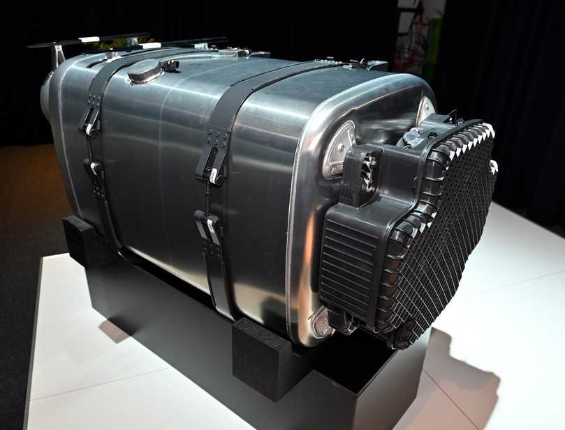 Der Dieseltank in neuer Form verfügt über einen zusätzlichen Catch-Tank für Dieselreservoir, Pumpe und Filter. | Foto: Quatex, Scania