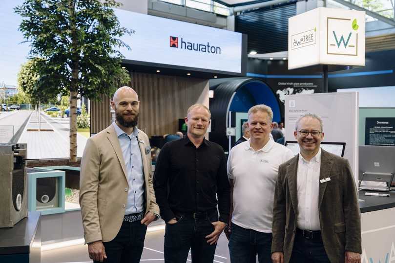 Partnerschaft für datengesteuertes Regenwassermanagement: (v.l.n.r.) Marcel Flattich, (Hauraton) Sebastian Maron, (Premier Tech), Daniel Brand, (Awatree), Marcus Reuter (Hauraton) | Foto: Hauraton