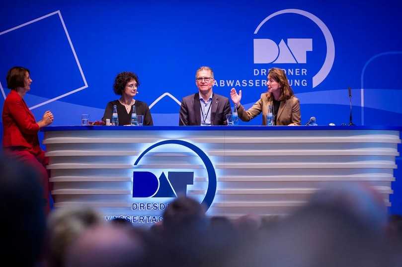 Im Eröffnungspanel wurde über Herausforderungen wie die kommunale Abwasserrichtlinie, Klimaanpassung und Herstellerverantwortung diskutiert. | Foto: André Wirsig Im Eröffnungspanel wurde über Herausforderungen wie die kommunale Abwasserrichtlinie, Klimaanpassung und Herstellerverantwortung diskutiert. | Foto: André Wirsig