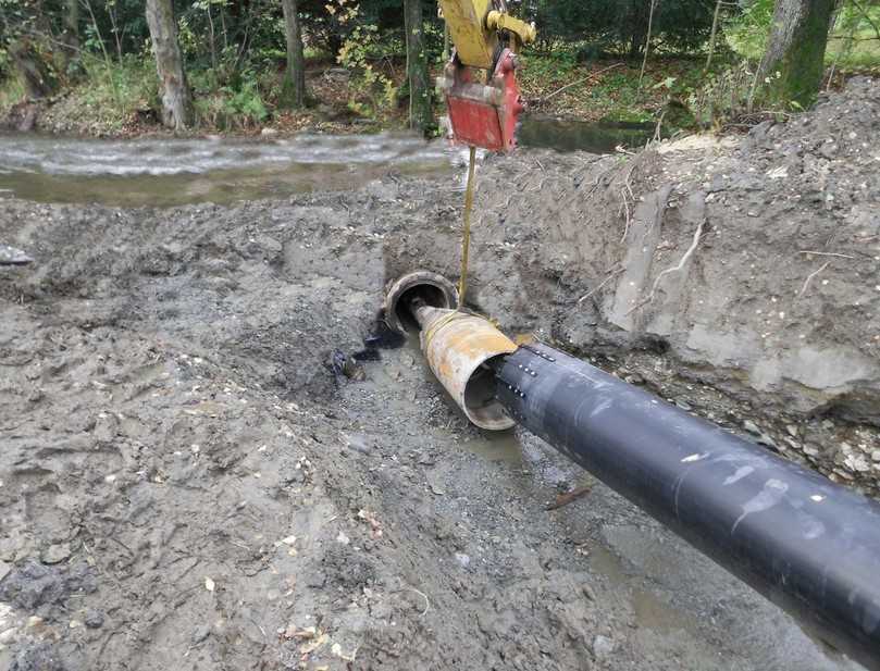 Durch die grabenlose Erneuerung eines baufälligen Abwasserkanals in Olsberg mit dem Berstverfahren konnte der Transport von rund 130 Lkw-Ladungen zu je 15 t für Erdmaterial und Grabenverfüllung vermieden werden. | Foto: Tracto-Technik