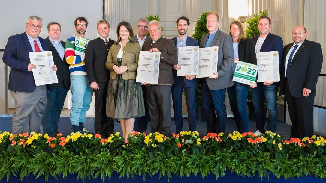 Acht GaLaBau-Betriebe erhalten Staatsehrenpreis für vorbildliche Ausbildung.