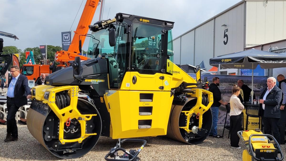 Bomag stellte auf der NordBau 2025 seine Tandemwalze BW 174 AP Hybrid aus. | Foto: B_I MEDIEN/Brinkmeier