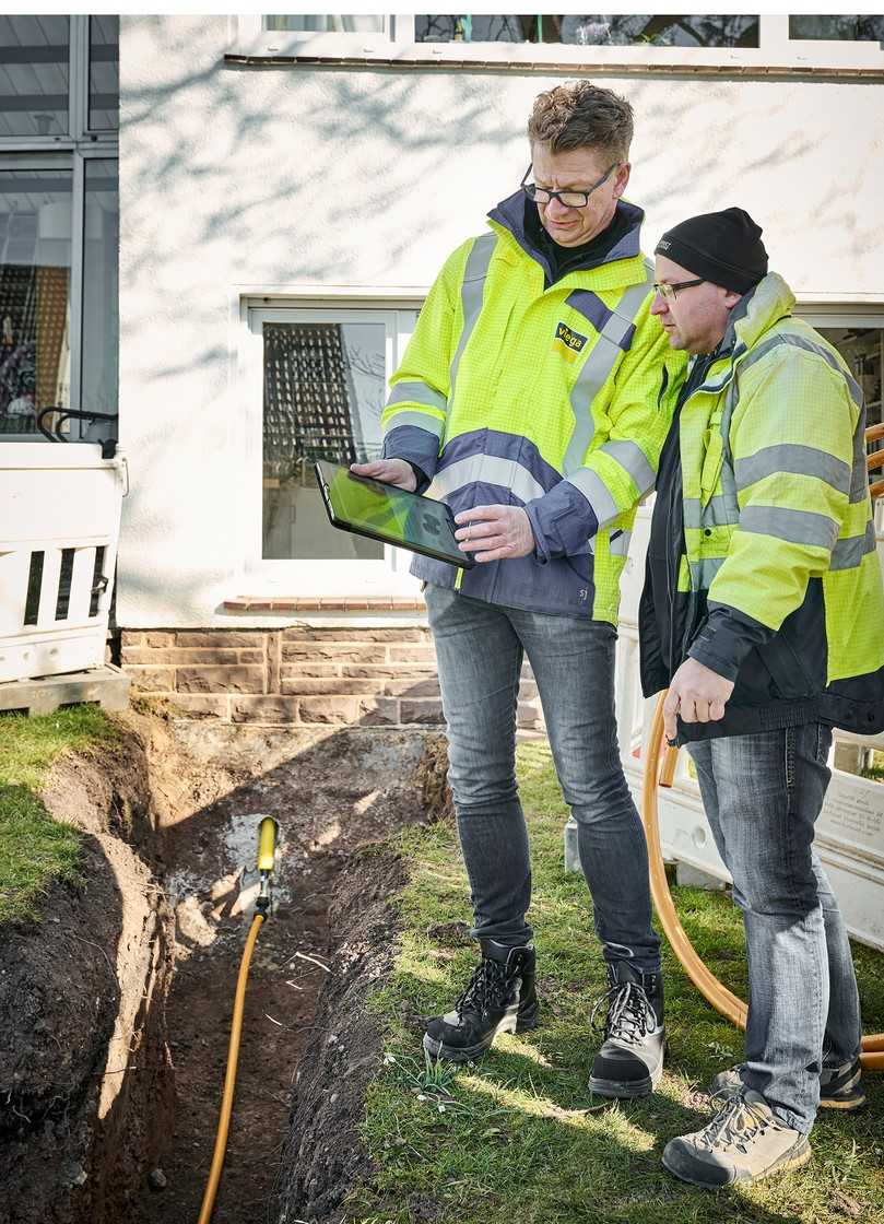 Baubeauftragter Nico Hesse (re.) von der Städtischen Werke Kassel Netz und Service GmbH, im Gespräch mit Viega Kundenberater Guido Meiser, sieht in dem neuen Viega System zwei entscheidende Vorteile: „Wir machen unser Rohrleitungsnetz H2-ready, und wir können dank der Pressverbindungstechnik den Fachkräftemangel zumindest etwas abpuffern.“ | Foto: Viega