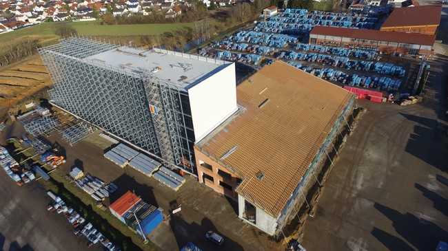 Aktueller Baufortschritt im Januar 2023: Bei Erlus in Neufahrn entsteht ein neues automatisiertes Logistikzentrum für Dachkeramik. | Foto: Erlus