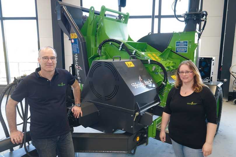 Tina Gerhardt und Nikolaus Eckstein vor dem Heizohack HM 8-400 K in der Ausstellungshalle. | Foto: Heizomat