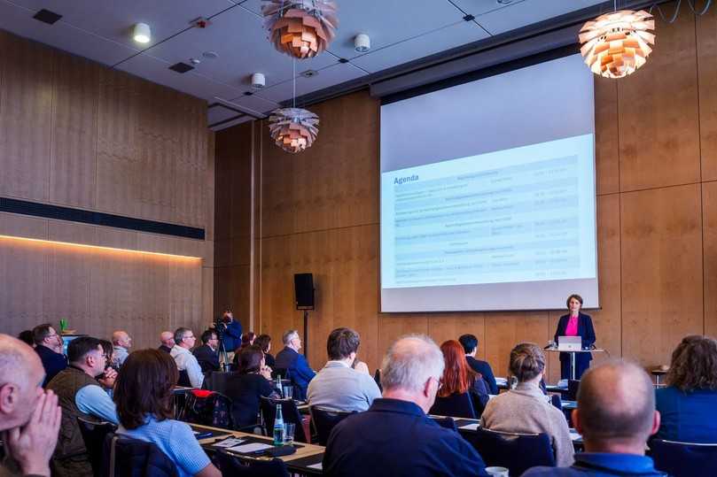 Gunda Röstel eröffnete das Praxisforum zur Nachhaltigkeitsberichterstattung und stellte den neuen Branchenleitfaden für die Wasserwirtschaft vor. | Foto: André Wirsig Gunda Röstel eröffnete das Praxisforum zur Nachhaltigkeitsberichterstattung und stellte den neuen Branchenleitfaden für die Wasserwirtschaft vor. | Foto: André Wirsig