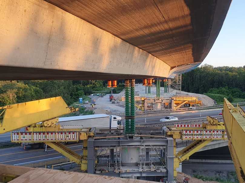 Traggerüst im Einsatz: Für den Brückenabbruch am Mönchhof-Dreieck wurde eine 130 Meter lange Vorschubrüstung eingeschoben. | Foto: Max Wild