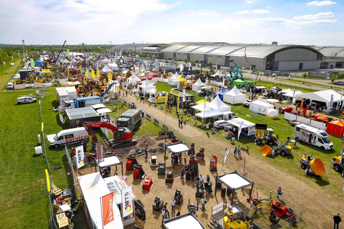 Im Freigelände der Tiefbau Live & Recycling Aktiv finden Besucher auf 90.000 qm viele Maschinen und Anlagen in der Live-Demo. | Foto: Messe Karlsruhe