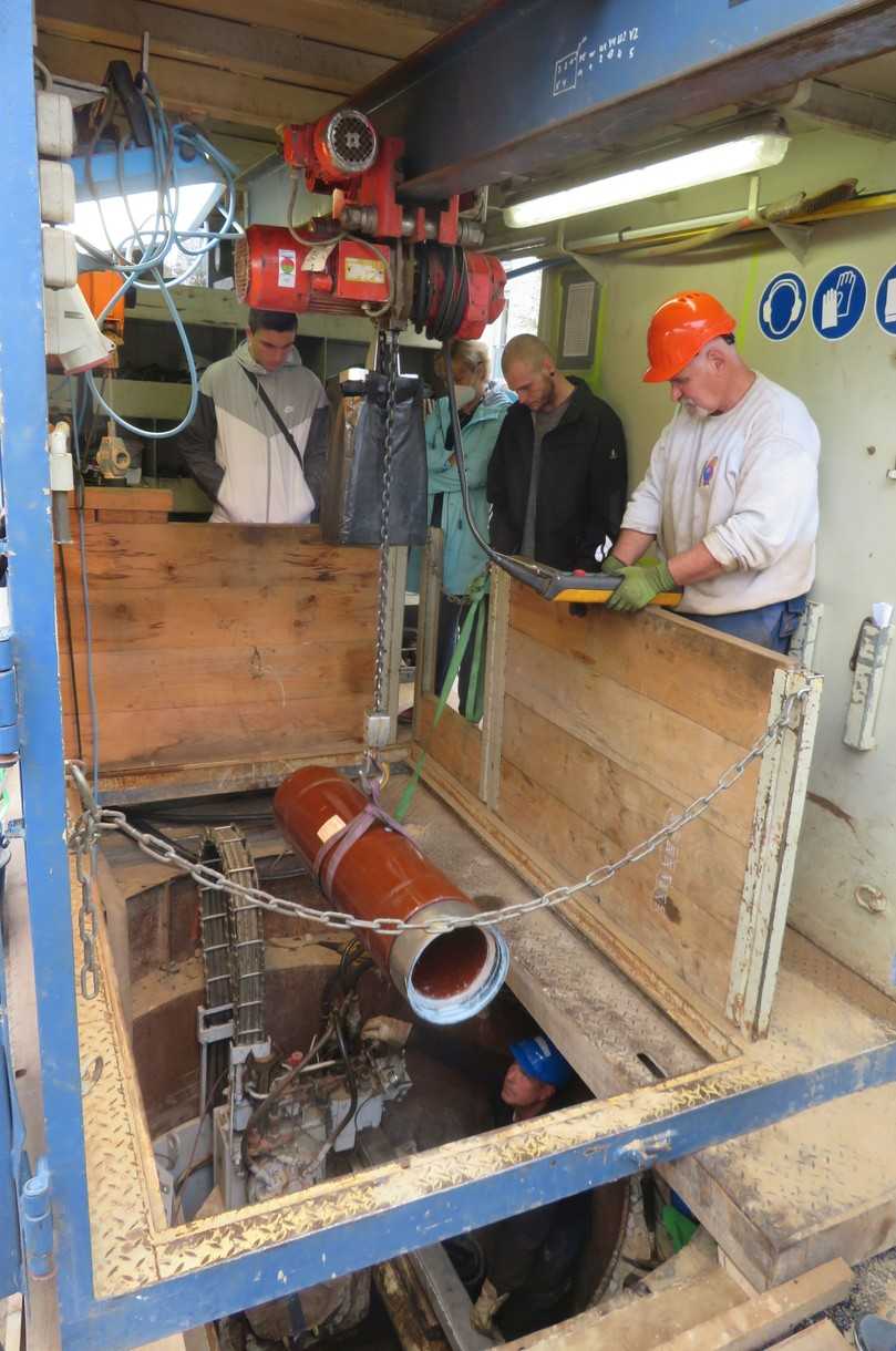 Mehrere Bustouren brachten die Teilnehmer zu verschiedenen Baustellen. Im Bild: ein Pilotrohrvortrieb in der Schleizer Straße zwecks Erweiterung von Trinkwasserleitungen und Neubau von Schmutzwasserkanälen. | Foto: B_I/Valdix