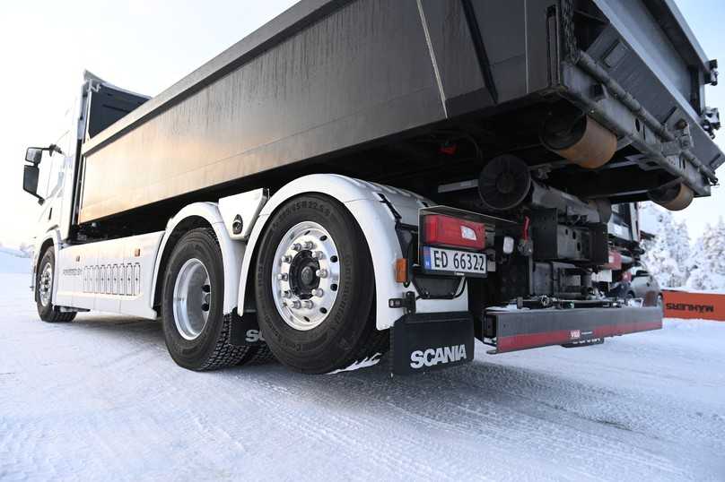 Der elektrische Scania BEV 25 P mit Kipperaufbau lässt sich auch auf Eis und Schnee sicher fahren. | Foto: Quatex