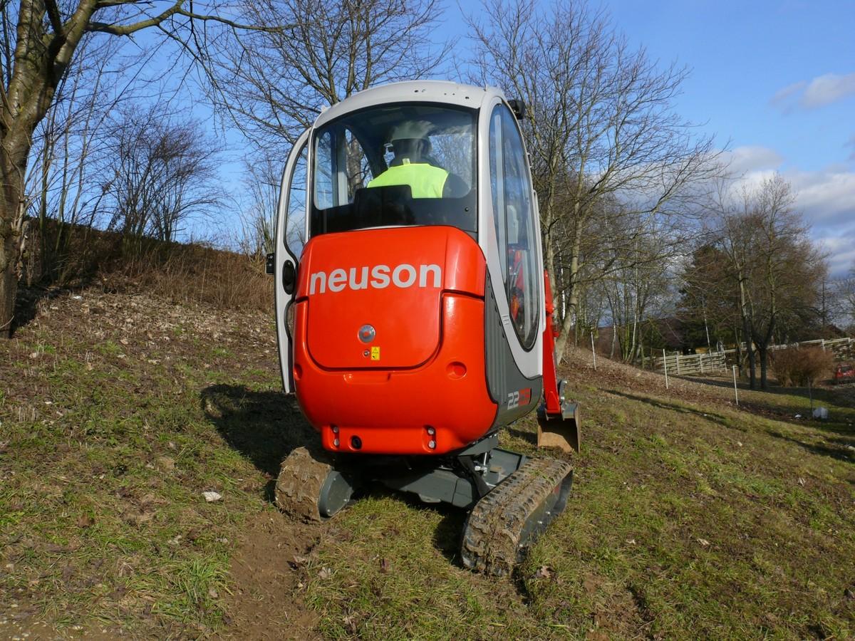 Eine Innovation bei den Baggern ist vor Jahren das „Vertical Digging“-System: Es erlaubt exaktes vertikales Graben auch auf unebenem Untergrund, an Bordsteinkanten und am Hang. | Foto: Wacker Neuson