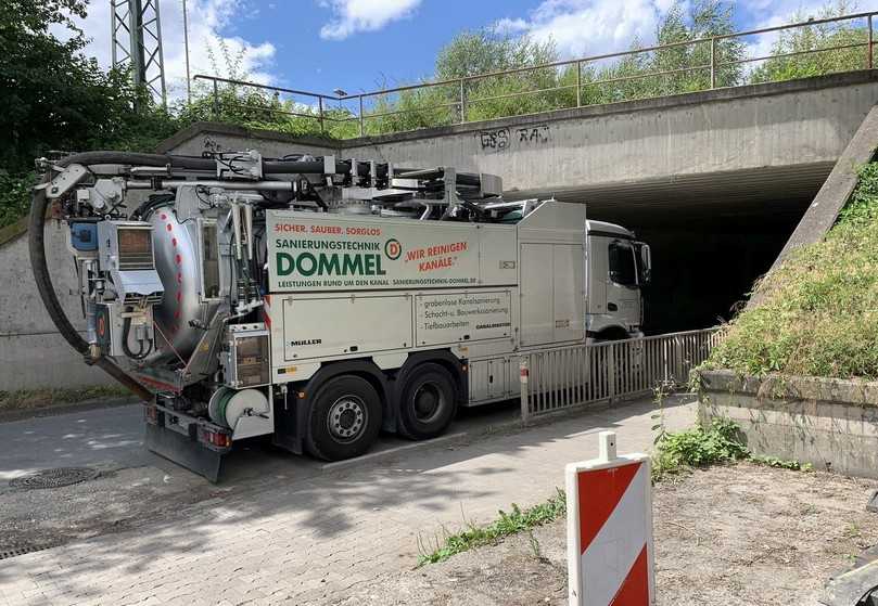 Durch die begrenzte Durchfahrtshöhe der Brücken wurde schon die vorbereitende Kanalreinigung zur Millimeterarbeit. | Foto: Sanierungstechnik Dommel