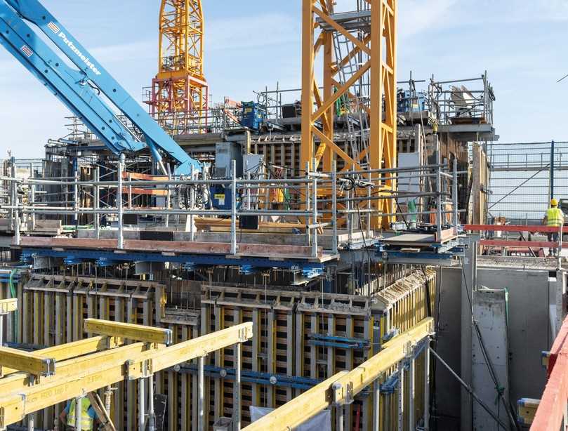 Hybrid aus Ortbeton und Fertigteilen: Schalungs-Arbeiten im und um den Hochhauskern. | Foto: Doka