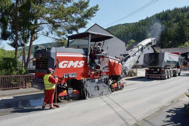 BG Bau und VESF haben im Sommer 2017 Messungen an Großfräsen mit Staubabsaugung vorgenommen. Das Ergebnis: A- und E-Staubemissionen lagen unterhalb der Arbeitsplatzgrenzwerte. | Foto: VESF