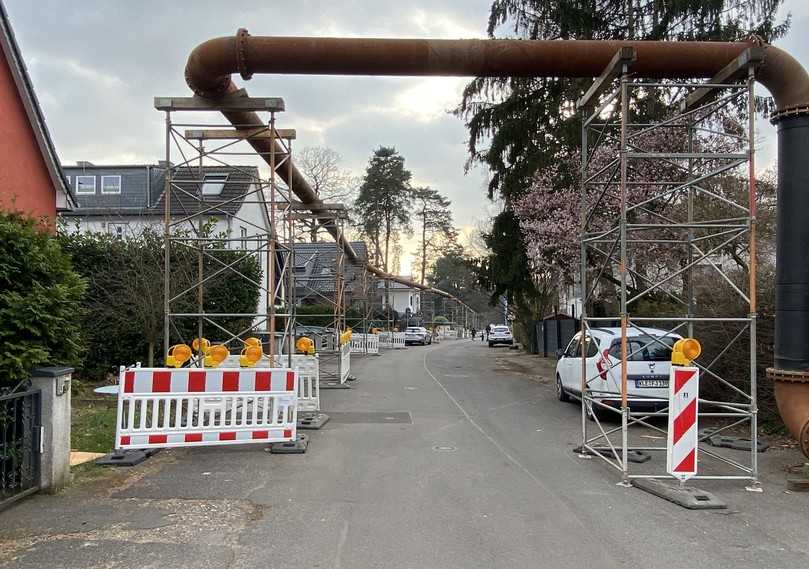 Um Einfahrten freizuhalten, wurden im Straßenbereich die Abwasserüberleitungen zum größten Teil aufgeständert. | Foto: Janßen Umwelttechnik