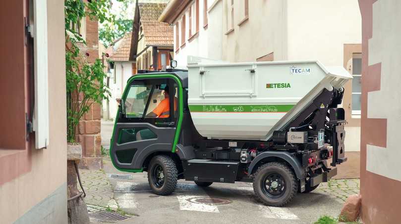 Selbst wenn es im Arbeitsalltag eng wird, kriegt der kompakte und wendige ET-Lander von Etesia immer noch die Kurve. | Foto: Etesia Selbst wenn es im Arbeitsalltag eng wird, kriegt der kompakte und wendige ET-Lander von Etesia immer noch die Kurve. | Foto: Etesia