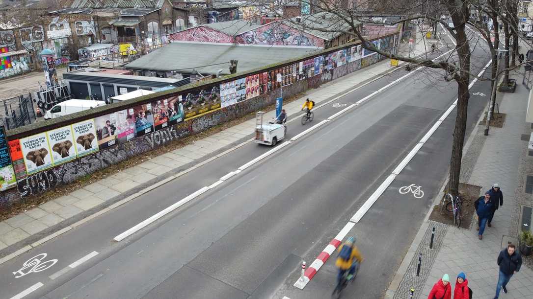 Radweg in Berlin: Sicherheit durch neue Beton-Elemente