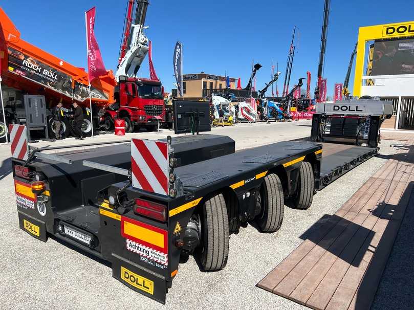 Dreiachs-Tiefbettauflieger mit Pendelachse von Doll | Foto: QUATEX Dreiachs-Tiefbettauflieger mit Pendelachse von Doll | Foto: QUATEX