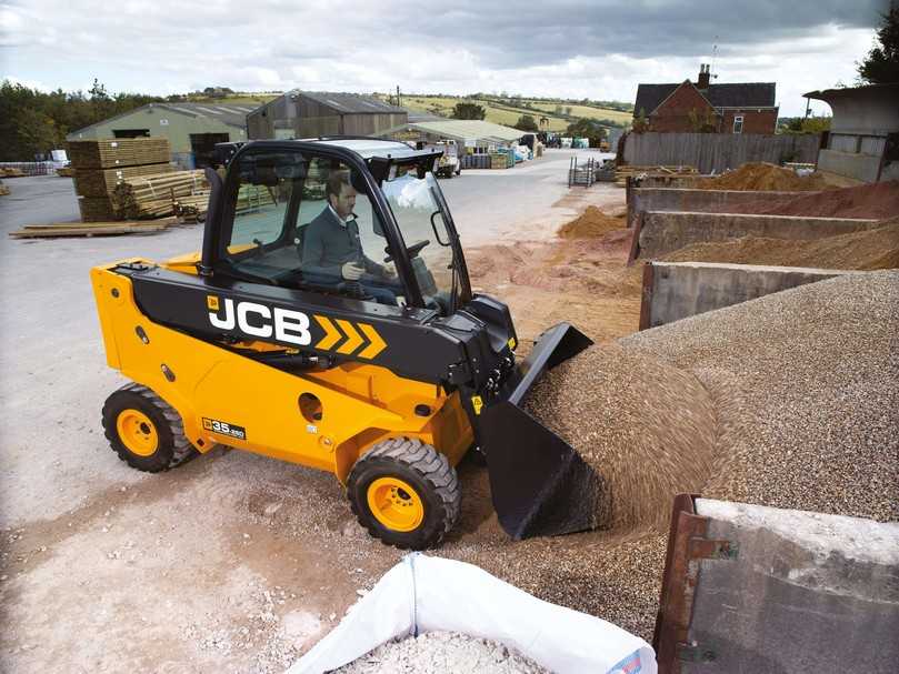 Die optimierte Sitzposition und die abgeschrägten ROPS-Dachholme der optimierten Teletruks bieten bessere Übersicht nach vorne, auf die Gabelspitzen und beim Beladen in der Höhe. | Foto: JCB