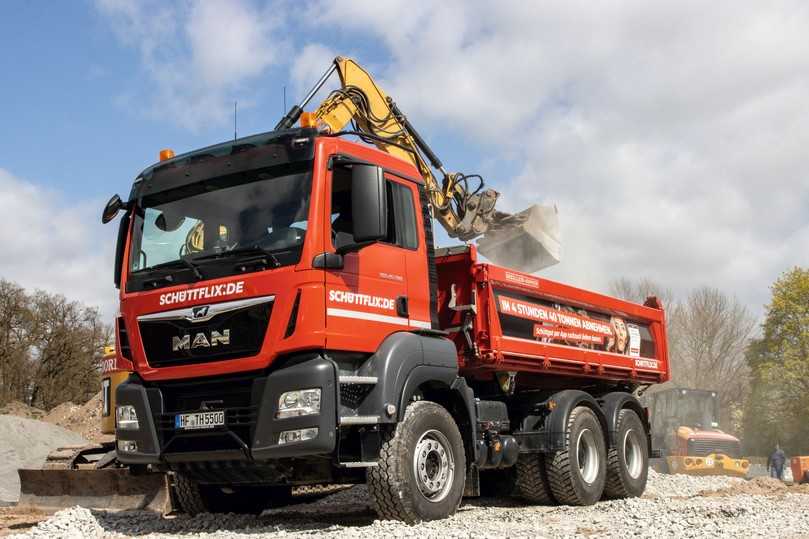 Mit seinem großen Spediteursnetzwerk liefert Schüttflix Sand und Kies direkt auf die Baustelle. | Foto: Schüttflix