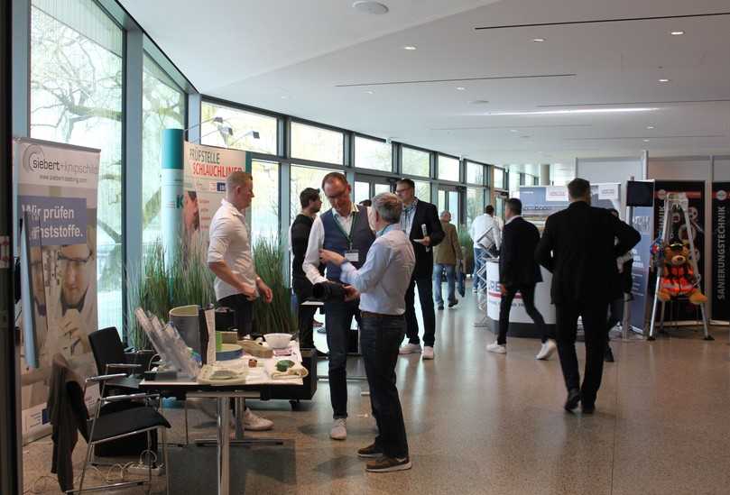 Etwa 90 Aussteller präsentierten ihre innovativen Produkte und Dienstleistungen in den großzügigen Foyer-Räumen der Lindauer Inselhalle. | Foto: JT-elektronik