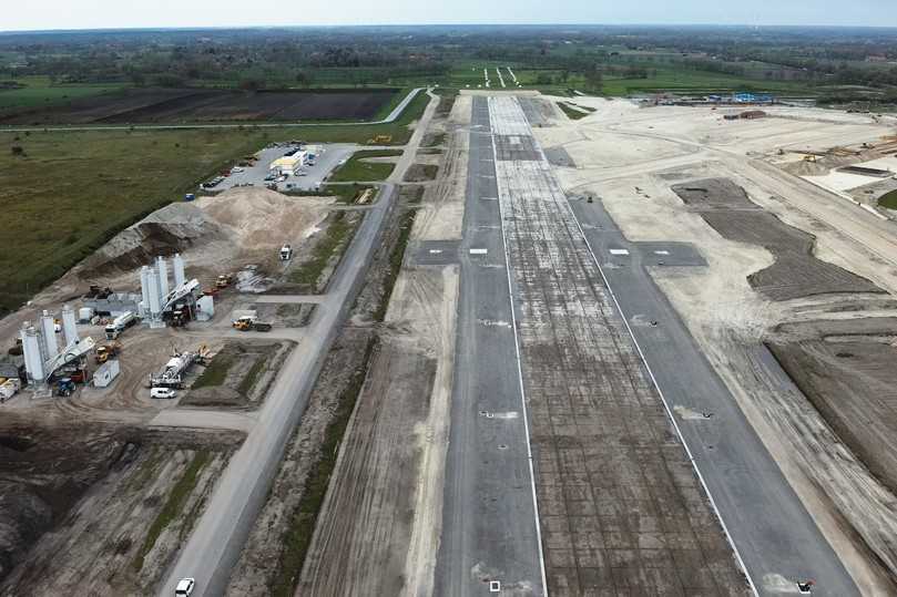 An Betone für Flugbetriebsflächen werden besondere Anforderungen in Bezug auf Festigkeit und Dauerhaftigkeit gestellt. Für den CO2-reduzierten Beton kein Problem. | Foto: Johann Bunte