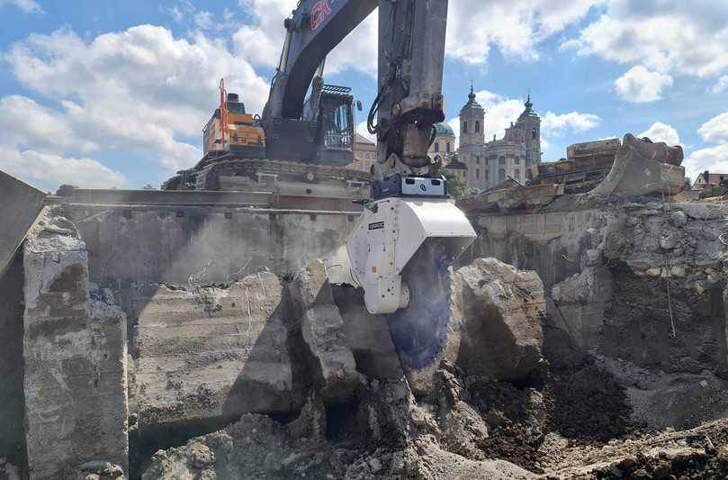 In der Innenstadt von Weingarten wurden die Fundamente eines früheren Industriekomplexes unter anderem mit Kemroc-Schneidrädern DMW 220 HD zerkleinert. | Foto: Kemroc