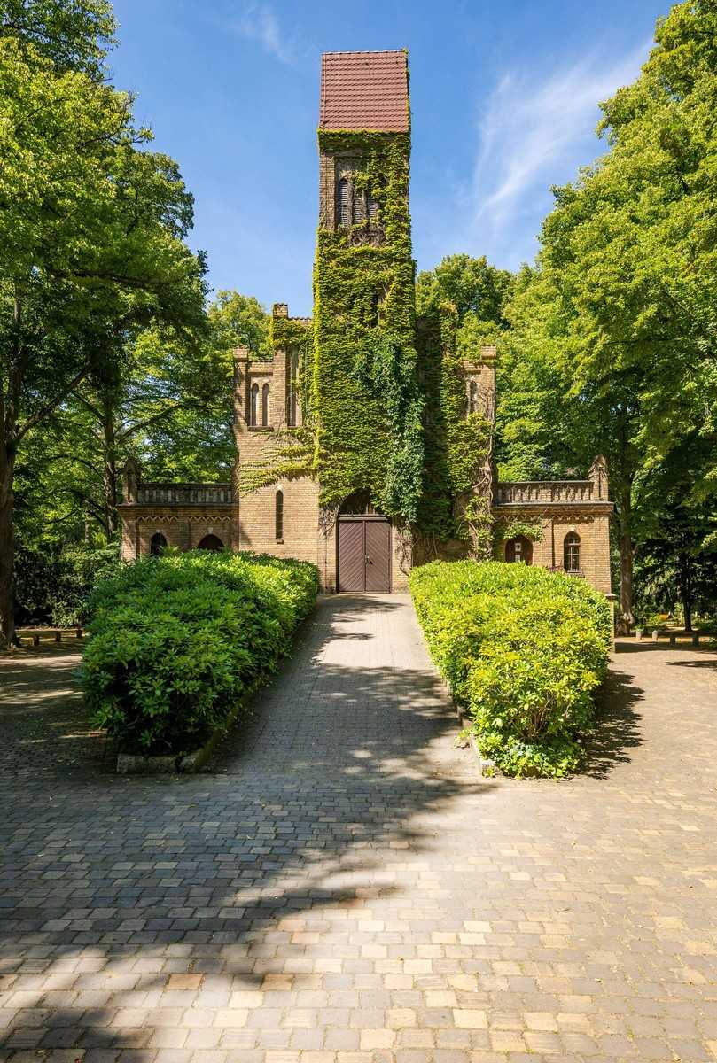 Die Feierhalle auf dem Spandauer Friedhof „In den Kisseln“. Nach dem Vorbild des bereits vorhandenen Klinkerpflasters kreierte Vandersanden neue Ziegel für die Befestigung von Wegen auf dem Gelände. | Foto: Vandersanden