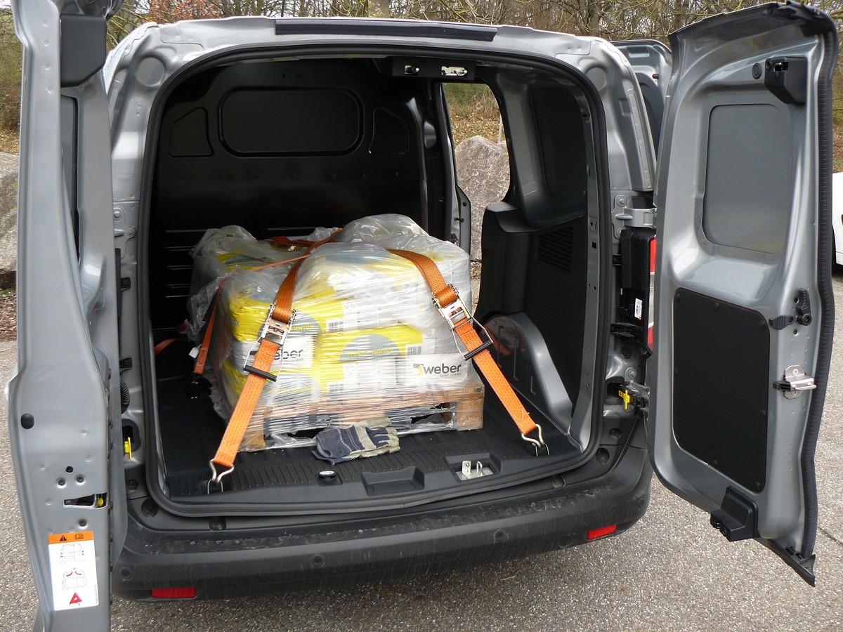 Lastenträger: Staplerfahrer zirkeln die Palette auch quer ins Heck. | Foto: B_I MEDIEN Lastenträger: Staplerfahrer zirkeln die Palette auch quer ins Heck. | Foto: B_I MEDIEN