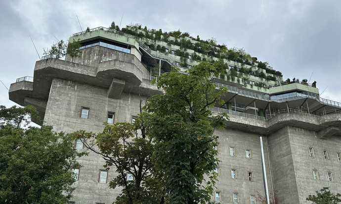 Der 1942 erbaute Hochbunker zählt zu den größten Bunkerbauten, die jemals in Deutschland errichtet wurden. | Foto: ACO GmbH