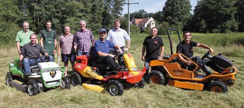 Zufriedene Praxistestteilnehmer (v.l.n.r): Hans und Maxi Steib (hintere Reihe)/Steib Motorgeräte, Mayk Lischke, Bodo Walter/Testlogistik, Erwin Bauer, Peter Böhm, Thomas Blaseck/Dorner GmbH, Franz Ganser und Timo Grün/beide AS-Motor. | Foto: Sonja Bauer