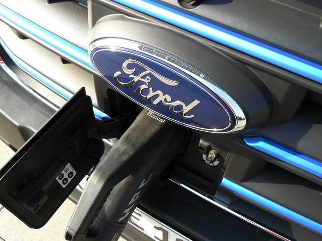 E-Transit: Drei blaue Streifen als Kennung, geladen wird vorn – mit maximal 115 kW vergleichsweise flott. | Foto: Randolf Unruh