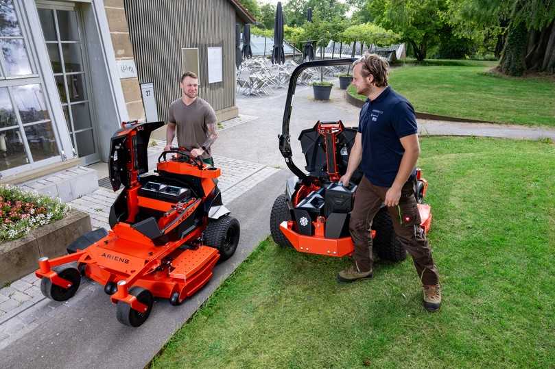 Die Akku-Packs des Arrow E sind mit dem Aufsitzmäher Zenith E Zero-Turn kompatibel. | Foto: AriensCo GmbH