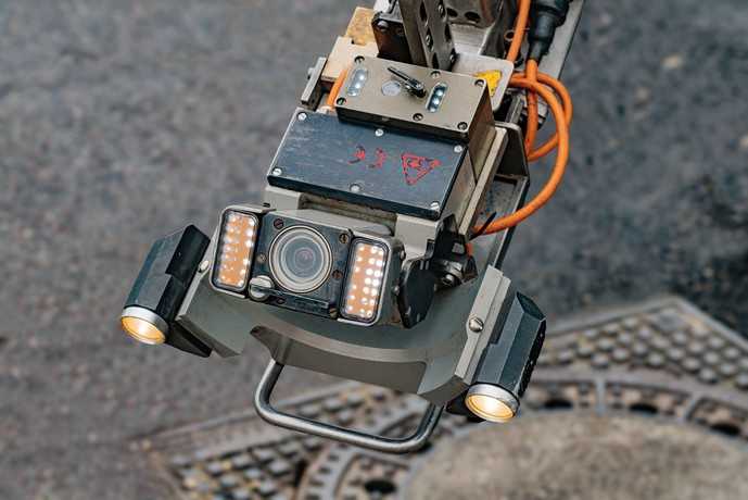 Für den effizienten Projektverlauf und präzise Ergebnisse sorgt modernste Technik wie dieser Spezialroboter, der die Glasfaserverlegung in nicht begehbaren Kanälen übernimmt. | Foto: Leonhard Weiss