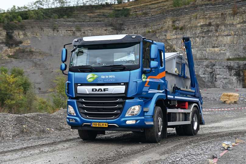 Eine satte Motorisierung, kurzer Radstand und große Lenkwinkel machen den DAF CF410 FA 4x2-Absetzkipper zum agilen Partner bei der Baustel-lenentsorgung. | Foto: Quatex