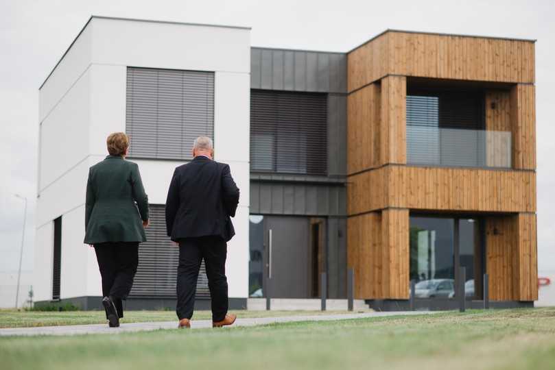 Klara Geywitz und Mod21-Geschäftsführer Theodor Kaczmarczyk vor dem Showroom im polnischen Örtchen Ostaszewo. | Foto: MOD21