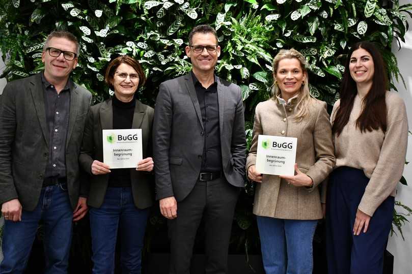 Persönliche Preisübergabe (v.l.n.r.): Achim Eilingsfeld und Heike Schneider (beide Geschäftsleitung der Gefässerie), Dr. Gunter Mann (BuGG-Präsident), Annelies Kieboom (Commercial Director Europe bei Mobilane) und Kathrin Stein (Teamleitung Backoffice/Project Coordination bei Mobilane). | Foto: Bundesverband GebäudeGrün